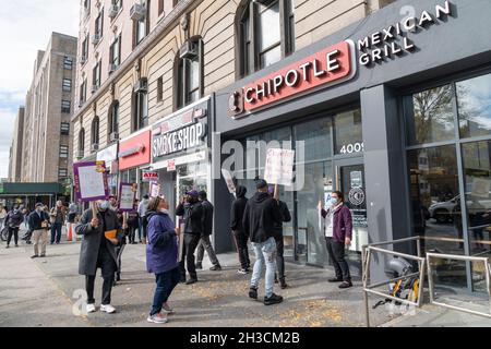 New York, NY - 27 octobre 2021 : les travailleurs du magasin Chipotle sont en grève pour des conditions de travail médiocres et des violations de la loi sur la semaine de travail de la ville au magasin de Upper Manhattan Banque D'Images