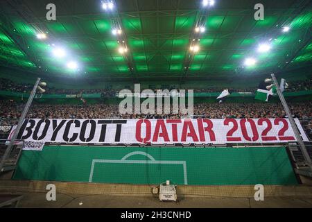 Fans contre le Qatar coupe du monde 2022 dans le DFB Pokal Match BORUSSIA MÖNCHENGLADBACH - FC BAYERN MUENCHEN à Mönchengladbach, 27 octobre 2021 saison 2021/2022.München, FCB.© Peter Schatz / Alamy Live News Banque D'Images