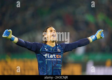 Yann SOMMER, MG 1 fête 5-0 but, heureux, rire, célébration, Breel Donald Embolo,MG 36 dans le match DFB Pokal BORUSSIA MÖNCHENGLADBACH - FC BAYERN MUENCHEN à Mönchengladbach, 27 octobre 2021 saison 2021/2022.München, FCB.© Peter Schatz / Alamy Live News Banque D'Images