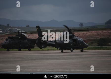 SP - Sao Paulo - 10/27/2021 - SAO PAULO, CONNAISSEZ VOTRE PROGRAMME MILITAIRE - l'hélicoptère AS365K débarque à côté de l'hélicoptère AS532 au Commandement de l'aviation de l'armée brésilienne dans la ville de Taubate, campagne de Sao Paulo ce mercredi (27e ).La visite au Commandement est due au &#x201c;Programme Know Your Army&#x201d; du Commandement militaire du Sud-est (CMSE), qui vise à renforcer les relations de l'Armée avec la société, en diffusant les actions et les particularités de la profession militaire.Photo: Ettore Chiereguini/AGIF/Sipa USA crédit: SIPA USA/Alay Live News Banque D'Images