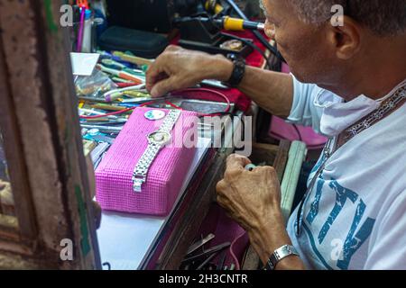 Horloger masculin senior travaillant à l'atelier, Cartagena de Indias, Colombie. Banque D'Images