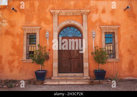 Une maison de style colonial espagnol faite d'adobe et peinte en orange à Barrio Viejo, Tucson, AZ Banque D'Images