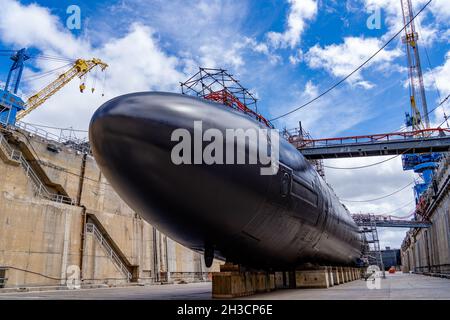 Le chantier naval de Pearl Harbor et l'installation de maintenance intermédiaire ont réussi à désancner le sous-marin de classe Los Angeles USS Topeka (SSN 754) à temps, en commençant une évolution de deux jours le 27 juillet 2021.Ce désancrage est une étape importante dans l’amarrage du sous-marin à disponibilité restreinte sélectionnée (DSRA).Chaque retrait est une évolution complexe qui nécessite un travail d'équipe sur l'ensemble du chantier naval pour garantir un événement sûr et à temps.(É.-U.Navy photo par Dave Amodo/publié) Banque D'Images