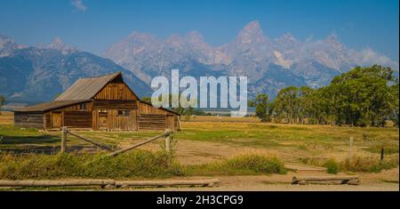 Grange en bois sur le quartier historique de Mormon Row avec la chaîne de montagnes Teton en arrière-plan Banque D'Images