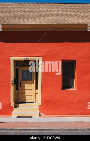 L'avant d'un bâtiment en adobe orange vif (brique-mudbrick) à Barrio Viejo (quartier ancien) à Tucson, Arizona, États-Unis Banque D'Images