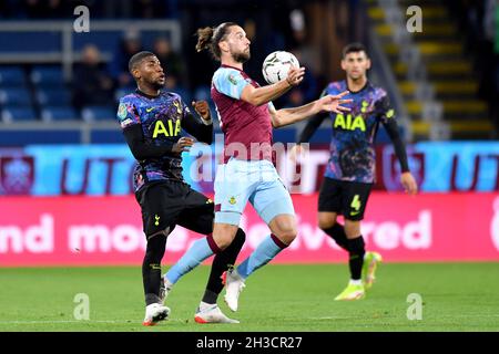 Emerson Royal de Tottenham Hotspur et Jay Rodriguez de Burnley en action pendant le match de la coupe EFL, actuellement connue sous le nom de coupe Carabao, entre Burnley et Tottenham Hotspur à Turf Moor, Burnley, Royaume-Uni.Date de la photo: Jeudi 28 octobre 2021.Le crédit photo devrait se lire: Anthony Devlin Banque D'Images