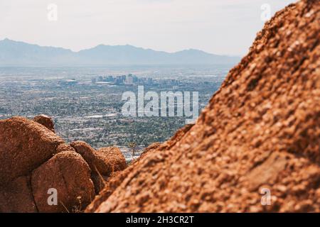 Horizon de la ville de Phoenix vu du grand rocher rouge qui est Camelback Mountain, Arizona, États-Unis Banque D'Images