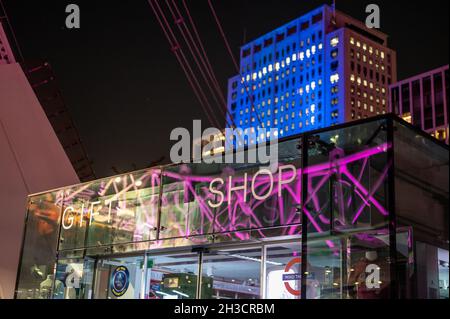 LONDRES - 14 SEPTEMBRE 2021 : affiche de la boutique de cadeaux London Eye la nuit avec la roue ferris dans le reflet. Banque D'Images