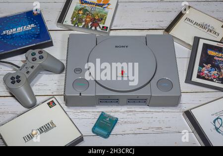 Fukuoka, Japon - 24 octobre 2021 : la console de jeux vidéo Sony PlayStation 32 bits originale est sortie en 1994 avec quelques jeux et une manette Banque D'Images