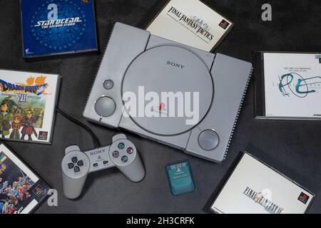 Fukuoka, Japon - 24 octobre 2021 : la console de jeux vidéo Sony PlayStation 32 bits originale est sortie en 1994 avec quelques jeux et une manette Banque D'Images