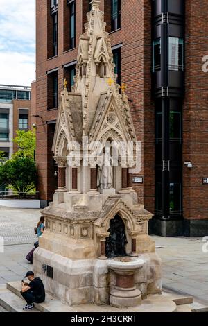 Fontaine de Saint-Laurent et Mary Magdalene, près de la cathédrale Saint-Paul, Londres, Royaume-Uni. Banque D'Images