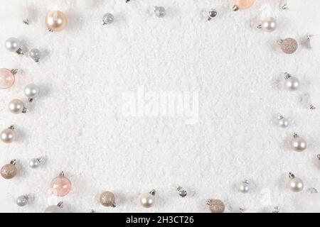 Boules de Noël dans la neige avec espace pour le texte.Vue de dessus.Pose à plat Banque D'Images