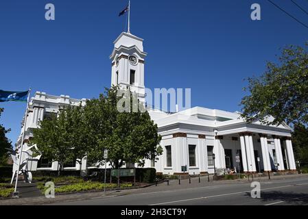 L'extérieur blanc lumineux de l'hôtel de ville de Glen Eira, anciennement appelé Hôtel de ville de Caulfield, avec sa tour d'horloge illuminée par le soleil du matin Banque D'Images