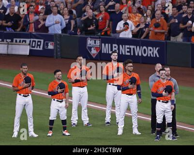 Houston, États-Unis.27 octobre 2021.Les joueurs d'Astros de Houston écoutent l'hymne national avant le deuxième match contre les Braves d'Atlanta dans la série mondiale de MLB à minute Maid Park à Houston, Texas, le mercredi 27 octobre 2021.Photo de Johnny Angelillo/UPI crédit: UPI/Alamy Live News Banque D'Images