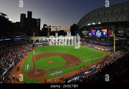 Houston, États-Unis.27 octobre 2021.Une foule en rupture de prix met minute Maid Park avant le début du deuxième match de la série mondiale MLB entre les Astros de Houston et les Braves d'Atlanta à Houston, Texas, le mercredi 27 octobre 2021.Photo de Maria Lysaker/UPI crédit: UPI/Alay Live News Banque D'Images