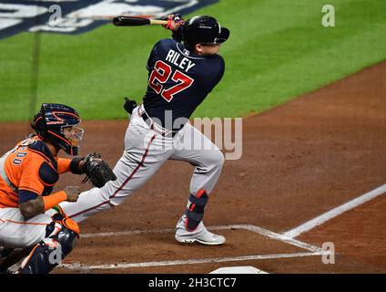 Houston, États-Unis.27 octobre 2021.Atlanta Braves Austin Riley Singles dans le premier repas dans le jeu deux contre les Astros de Houston dans la série mondiale de MLB à minute Maid Park à Houston, Texas le mercredi, 27 octobre 2021.Photo de Maria Lysaker/UPI crédit: UPI/Alay Live News Banque D'Images