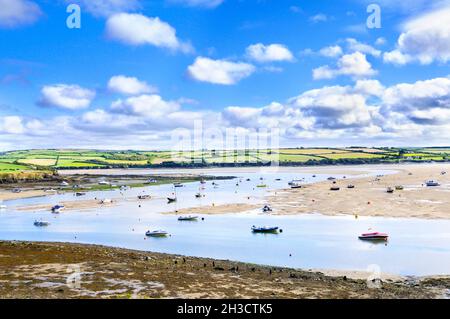 L'estuaire de la Camel en été vu du village de Rock dans le nord de Cornwall, Angleterre, Royaume-Uni Banque D'Images