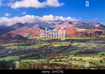 Vue d'automne depuis le sommet de Lattigg vers les fells de Causey Pike, Crag Hill et Grisedale Pike, alias le Coledale Horseshoe.Lake District, Angleterre, Royaume-Uni Banque D'Images