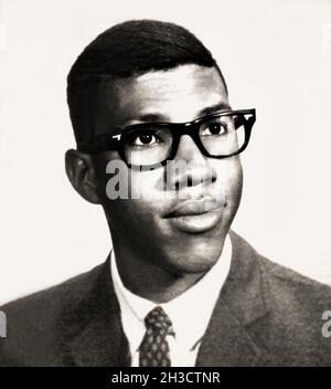 1966 , Illinois , Etats-Unis : le célèbre chanteur américain Soul , compositeur , producteur et acteur LIONEL RICHIE ( né le 20 juin 1949 ) quand était jeune à 17 ans , photo de l'Annuaire à Joliet Township High Schoo l.À partir de 1968 leader du groupe COMMODORES .Photographe inconnu .- HISTOIRE - FOTO STORICHE - ATTORE - COMPOSIORE - FILM - CINÉMA - personalità da giovani giovane - personnalités quand était jeune - ADOLESCENT - INFANTILE - MUSIQUE POP - MUSICA - Rhythm and blues - cantante - cravatta - TIE - PRODUTTORE DISCOGRAFICO- occhiali da vista - lentille --- ARCHIVIO GBB Banque D'Images