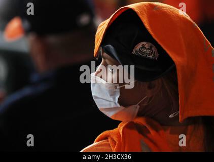 Houston, États-Unis.27 octobre 2021.Un fan de Houston Astros porte un masque de visage pendant le jeu deux de la série mondiale MLB contre les Atlanta Braves at minute Maid Park à Houston, Texas, le mercredi 27 octobre 2021.Photo de Johnny Angelillo/UPI crédit: UPI/Alamy Live News Banque D'Images