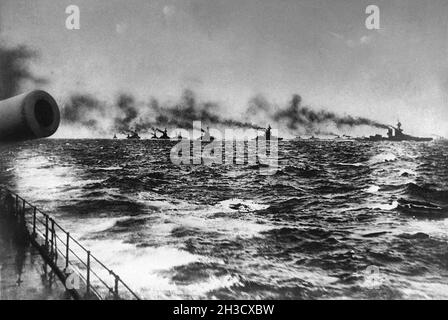 La Grande flotte britannique (commandée par l'amiral John Jellicoe) en route pour rencontrer la Marine impériale allemande lors de la bataille de Jutland en mer du Nord le 31 mai 1916. Banque D'Images