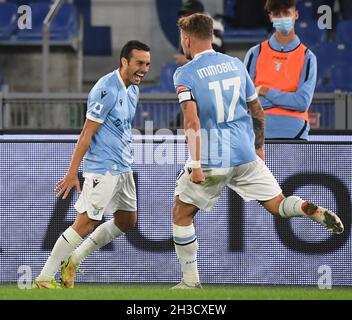 Rome, Italie.27 octobre 2021.Pedro (L) du Latium célèbre son but avec son coéquipier Ciro immobile lors d'un match de football entre Lazio et Fiorentina à Rome, Italie, le 27 octobre 2021.Crédit: Alberto Lingria/ Xinhua/Alay Live News Banque D'Images