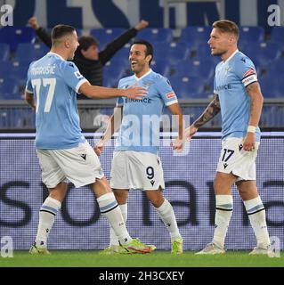 Rome, Italie.27 octobre 2021.Pedro (C) de Lazio célèbre son but avec ses coéquipiers lors d'un match de football de série A entre Lazio et Fiorentina à Rome, Italie, le 27 octobre 2021.Crédit: Alberto Lingria/ Xinhua/Alay Live News Banque D'Images