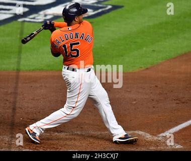 Houston, États-Unis.27 octobre 2021.Houston Astros Martin Maldonado frappe dans le 4ème repas dans le jeu deux contre les Braves d'Atlanta dans la série mondiale de MLB à minute Maid Park à Houston, Texas, le mercredi 27 octobre 2021.Photo de Maria Lysaker/UPI crédit: UPI/Alay Live News Banque D'Images