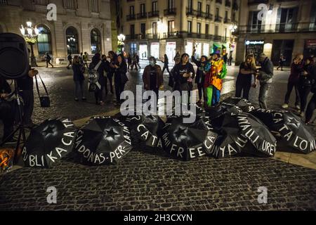 Barcelone, Espagne.27 octobre 2021.Des parapluies avec des phrases d'indépendance catalane sont vus pendant la manifestation.Un groupe d'indépendants catalans de différentes villes de Catalogne ont effectué une marche torchlight du Parlement de Catalogne à la généralité de la Catalogne,Demander au gouvernement actuel de Catalogne de ne pas être d'accord avec le gouvernement espagnol et de revenir à l'ordre du jour de l'indépendance du gouvernement précédent.La manifestation avait un slogan, "indépendance ou démission" (photo de Thiago Prudencio/SOPA Images/Sipa USA) crédit: SIPA USA/Alay Live News Banque D'Images