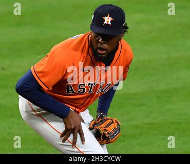 Houston, États-Unis.27 octobre 2021.Le pichet de secours d'Astros de Houston Cristian Javier lance dans le 6e repas dans le jeu deux contre les Braves d'Atlanta dans la série mondiale de MLB à minute Maid Park à Houston, Texas, le mercredi 27 octobre 2021.Photo de Maria Lysaker/UPI crédit: UPI/Alay Live News Banque D'Images