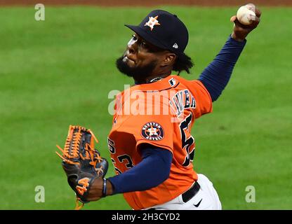 Houston, États-Unis.27 octobre 2021.Le pichet de secours d'Astros de Houston Cristian Javier lance dans le 6e repas dans le jeu deux contre les Braves d'Atlanta dans la série mondiale de MLB à minute Maid Park à Houston, Texas, le mercredi 27 octobre 2021.Photo de Maria Lysaker/UPI crédit: UPI/Alay Live News Banque D'Images