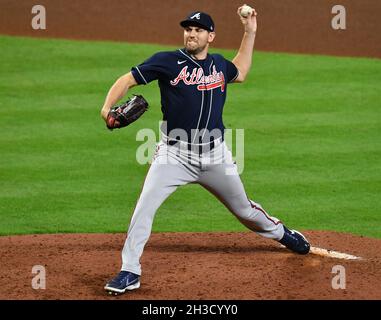 Houston, États-Unis.27 octobre 2021.Le pichet de secours d'Atlanta Braves Dylan Lee lance dans le 6e repas contre les Astros de Houston dans la série mondiale de MLB à minute Maid Park à Houston, Texas, le mercredi 27 octobre 2021.Photo de Maria Lysaker/UPI crédit: UPI/Alay Live News Banque D'Images