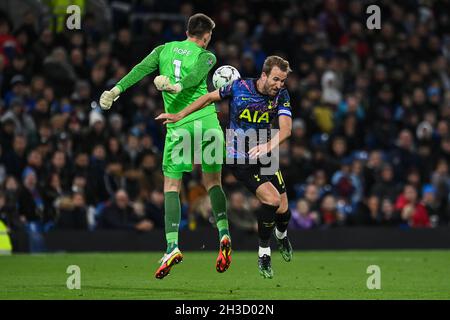 Harry Kane #10 de Tottenham Hotspur et Nick Pope #1 de Burnley batailles pour le ballon Banque D'Images