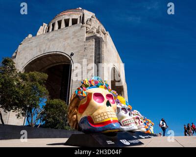 Mexico.- 27 octobre 2021: Dans le cadre des célébrations de la Journée des morts à Mexico, une exposition en plein air a été montée, avec d'énormes crânes décorés qui rendent hommage au célèbre artiste mexicain Frida Kahlo dans Monument à la Révolution 27 octubre 2021 à Mexico.(Photo de Francisco Morales/Damm photo /Norte photo/) Banque D'Images