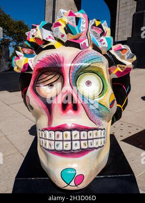 Mexico.- 27 octobre 2021: Dans le cadre des célébrations de la Journée des morts à Mexico, une exposition en plein air a été montée, avec d'énormes crânes décorés qui rendent hommage au célèbre artiste mexicain Frida Kahlo dans Monument à la Révolution 27 octubre 2021 à Mexico.(Photo de Francisco Morales/Damm photo /Norte photo/) Banque D'Images