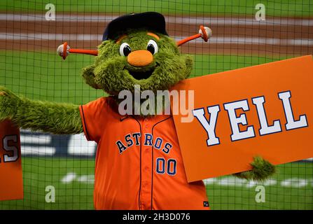 Houston, États-Unis.27 octobre 2021.La mascotte des Astros de Houston exhorte la foule à encourager le 6ème repas du jeu deux contre les Braves d'Atlanta dans la série mondiale de MLB à minute Maid Park à Houston, Texas, le mercredi 27 octobre 2021.Photo de Maria Lysaker/UPI crédit: UPI/Alay Live News Banque D'Images