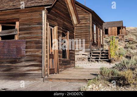 Les maisons s'assoient le long de Green Street dans la ville fantôme de Bodie au parc national de Bodie. Banque D'Images