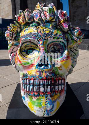 Mexico.- 27 octobre 2021: Dans le cadre des célébrations de la Journée des morts à Mexico, une exposition en plein air a été montée, avec d'énormes crânes décorés qui rendent hommage au célèbre artiste mexicain Frida Kahlo dans Monument à la Révolution 27 octubre 2021 à Mexico.(Photo de Francisco Morales/Damm photo /Norte photo/) Banque D'Images