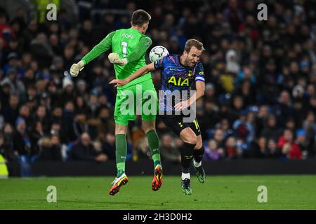 Harry Kane #10 de Tottenham Hotspur et Nick Pope #1 de Burnley se bat pour le ballon dans , le 10/27/2021.(Photo de Craig Thomas/News Images/Sipa USA) Banque D'Images