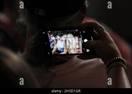 Houston, États-Unis.27 octobre 2021.Les fans obtiennent leur photo prise pendant le deuxième jeu de la série mondiale MLB entre les Astros de Houston et les Braves d'Atlanta à minute Maid Park à Houston, Texas, le mercredi 27 octobre 2021.Photo de Johnny Angelillo/UPI.Crédit : UPI/Alay Live News Banque D'Images