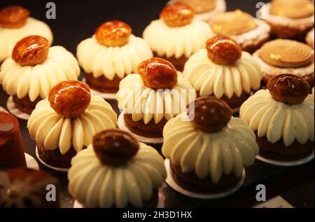 Paris, France.27 octobre 2021.Des pâtisseries au chocolat sont vues lors de la soirée d'inauguration de la 26e Foire du chocolat de Paris à l'exposition de Versailles à Paris, France, le 27 octobre 2021.Le 26e salon du chocolat (salon du chocolat) aura lieu du 28 octobre au 1er novembre.Credit: Gao Jing/Xinhua/Alamy Live News Banque D'Images