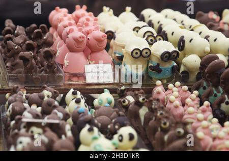 Paris, France.27 octobre 2021.Les chocolats sont vus pendant la soirée d'inauguration de la 26e Foire du chocolat de Paris à l'exposition de Versailles à Paris, France, le 27 octobre 2021.Le 26e salon du chocolat (salon du chocolat) aura lieu du 28 octobre au 1er novembre.Credit: Gao Jing/Xinhua/Alamy Live News Banque D'Images