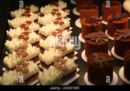 Paris, France.27 octobre 2021.Des pâtisseries au chocolat sont vues lors de la soirée d'inauguration de la 26e Foire du chocolat de Paris à l'exposition de Versailles à Paris, France, le 27 octobre 2021.Le 26e salon du chocolat (salon du chocolat) aura lieu du 28 octobre au 1er novembre.Credit: Gao Jing/Xinhua/Alamy Live News Banque D'Images