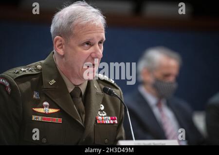 Le Lieutenant-général Scott Berrier, Directeur, Agence du renseignement de la Défense, répond aux questions de la Commission permanente de la Chambre sur le renseignement audition âDiversity, équité, inclusion et accessibilité dans la communauté du renseignement: Une mission durable Imperativeâ au Capitole des États-Unis à Washington, DC, USA, le mercredi 27 octobre,2010. Photo de Rod Lamkey/CNP/ABACAPRESS.COM Banque D'Images