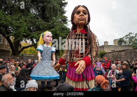 Oxford, Royaume-Uni.26 octobre 2021.Amal, une marionnette géante de 3,5 m de haut représentant un enfant réfugié syrien de 9 ans, a rencontré Alice (Alice de Lewis Carroll) dans le jardin botanique d’Oxford, puis a voyagé ensemble dans le centre-ville bondé.Les routes du centre-ville ont été fermées pour une durée limitée afin de permettre une marche et une foule se rassembler.Amal a fait un voyage épique de Gaziantep près de la frontière entre la Turquie et la Syrie, à travers l'Europe jusqu'à l'Angleterre, pour sensibiliser à la crise des réfugiés.La dernière étape du trajet de 8000km doit se terminer à Manchester.Amal dans Rose Lane.Crédit : Stephen Bell/Alay Banque D'Images