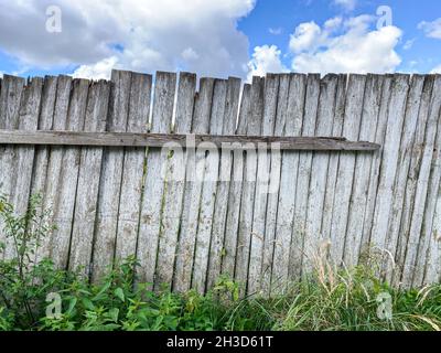 clôture rustique en bois avec planches de bois. vue rapprochée en été. Banque D'Images