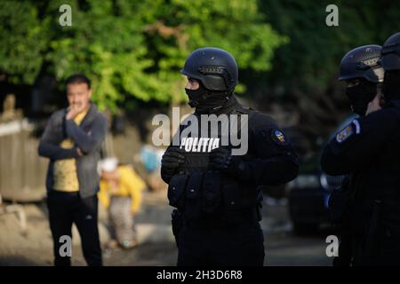 Sarulesti, Roumanie - 27 mai 2021: Police roumaine et jandami avec des engins anti-émeute garde les autorités en identifiant les personnes qui déversent des déchets industriels o Banque D'Images