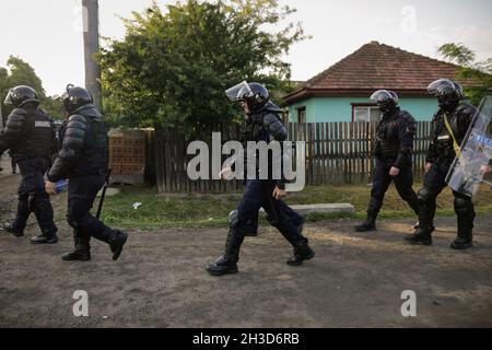 Sarulesti, Roumanie - 27 mai 2021: Police roumaine et jandami avec des engins anti-émeute garde les autorités en identifiant les personnes qui déversent des déchets industriels o Banque D'Images