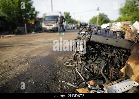 Sarulesti, Roumanie - 27 mai 2021 : piles de déchets ménagers dans la rue - voiture. Banque D'Images