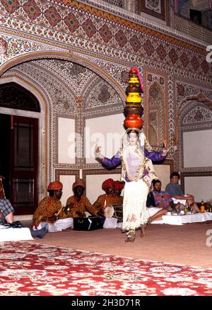 Danseuse indienne équilibrant des pots sur sa tête à l'intérieur du Palais de Samode, Samode, Rajasthan, Inde. Banque D'Images